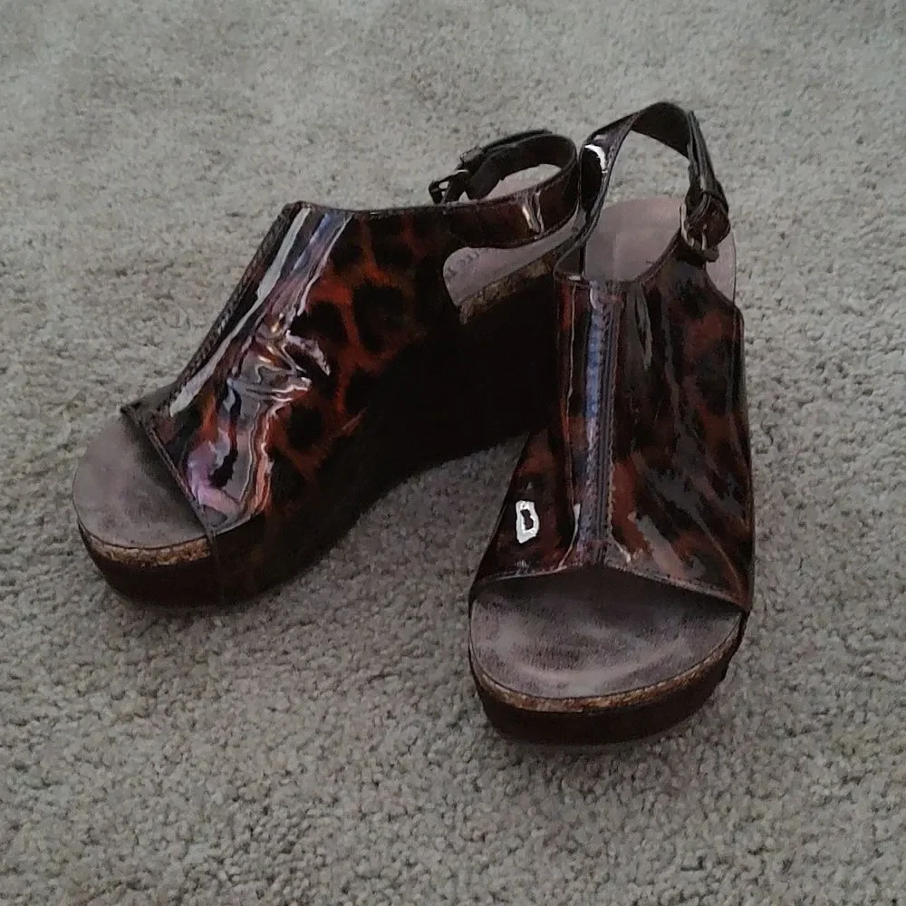 Pierre Dumas Brown Tortoise Hester Wedge Peep-Toe Sandal Sz 8
